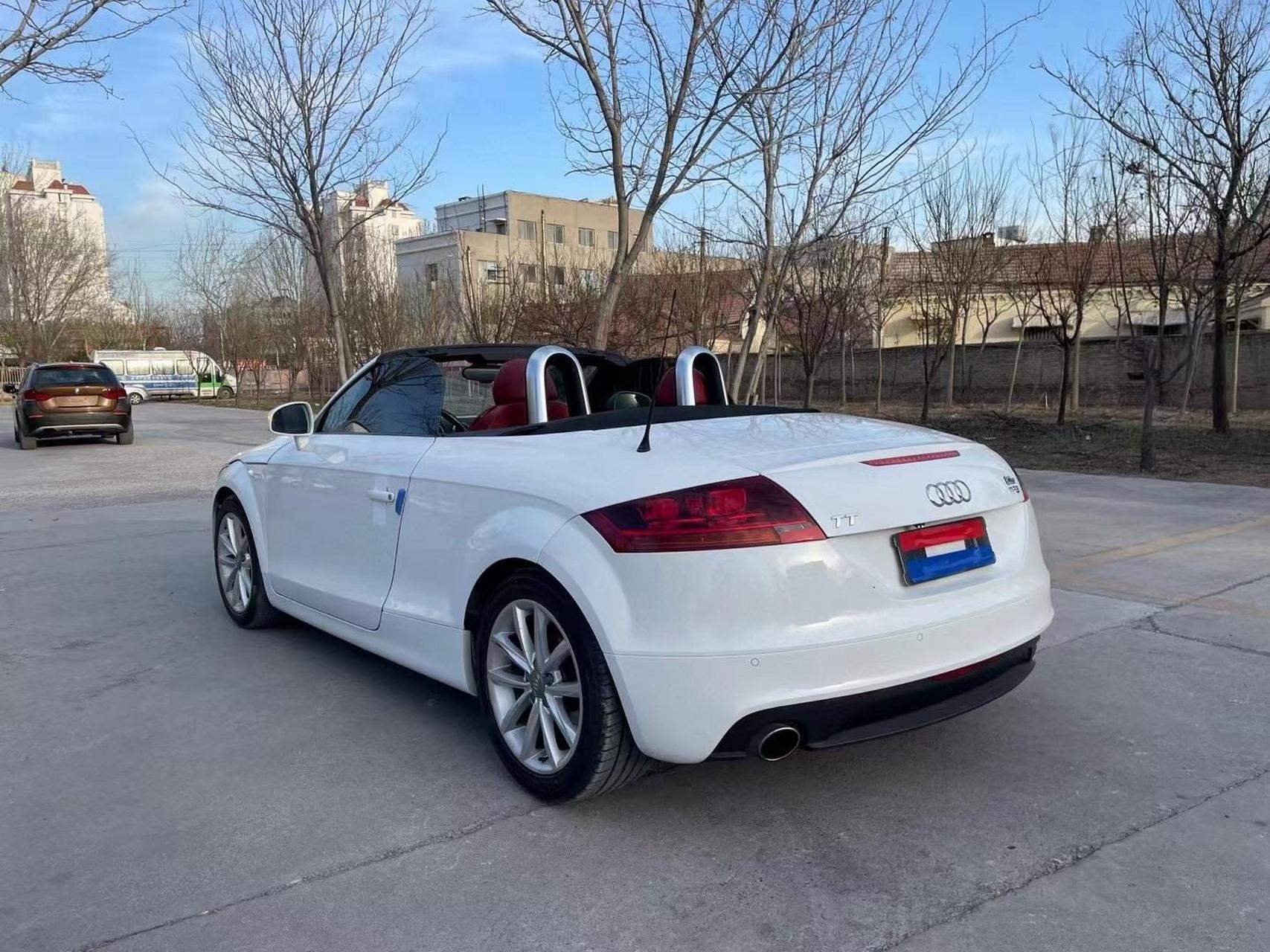 新到:2011年59715软顶敞篷版奥迪tt,两门两座,个人一手车,2.