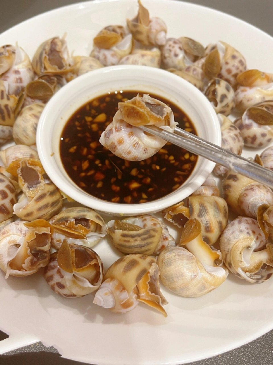 洋葱厨房|白灼花螺(简单美味海鲜) 白灼花螺 食材:鲜活花螺,小葱,生姜