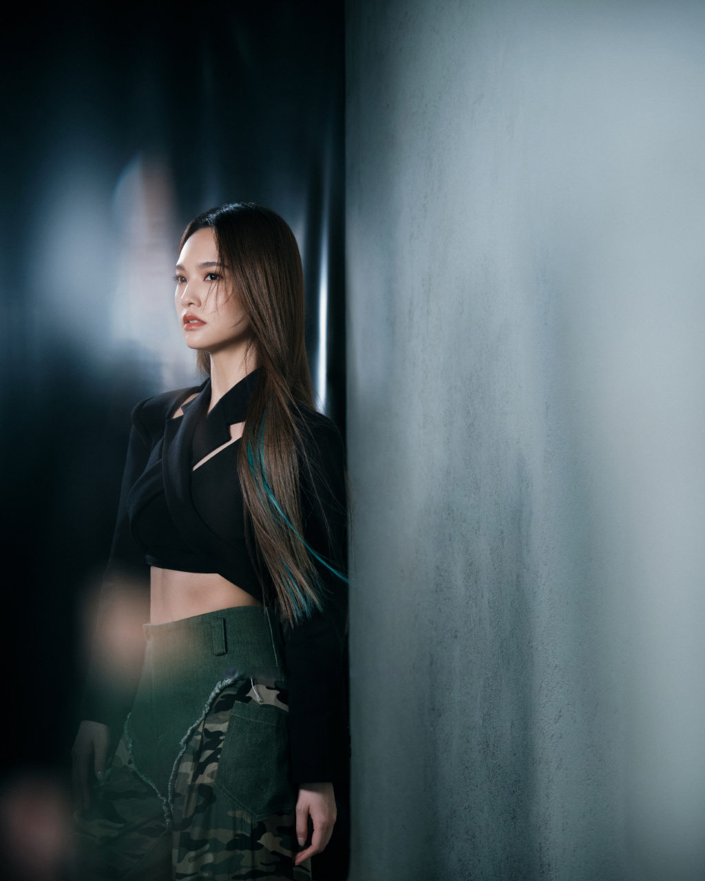 杨丞琳一身黑色穿搭造型,婉约优雅沉稳笃定,是怦然心动的感觉