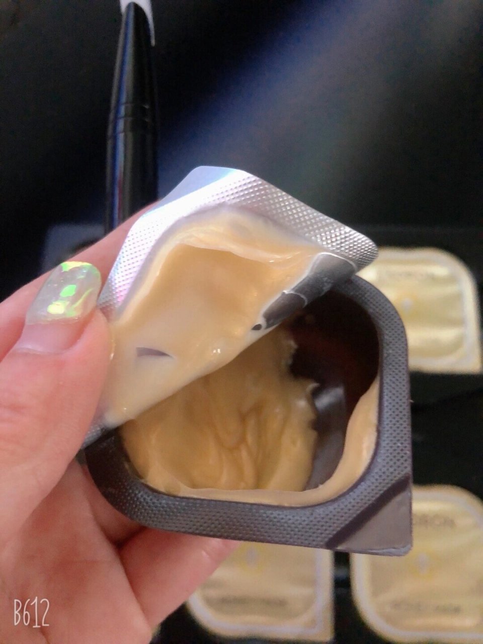 澳洲蜂毒面膜好用到吃土都要用 94面膜膏体金黄色 质地非常柔软