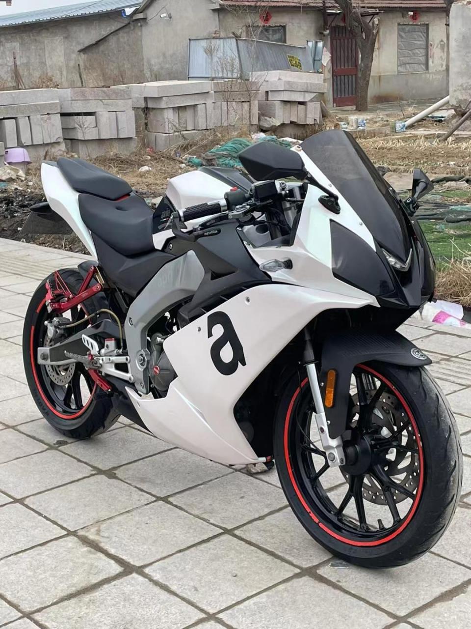 最新拿下16年登记上牌的阿普利亚gpr125改装多多成色完美