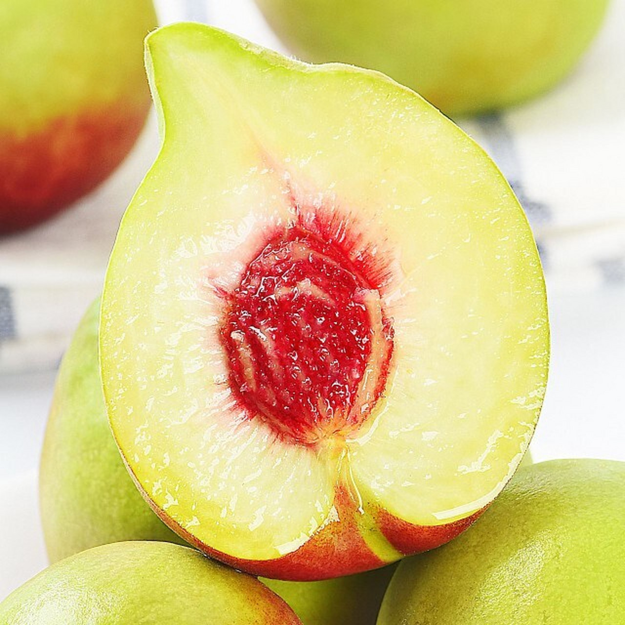 广东省特产 - 连平鹰嘴蜜桃 连平鹰嘴蜜桃果形美观端正,近椭圆形,大小