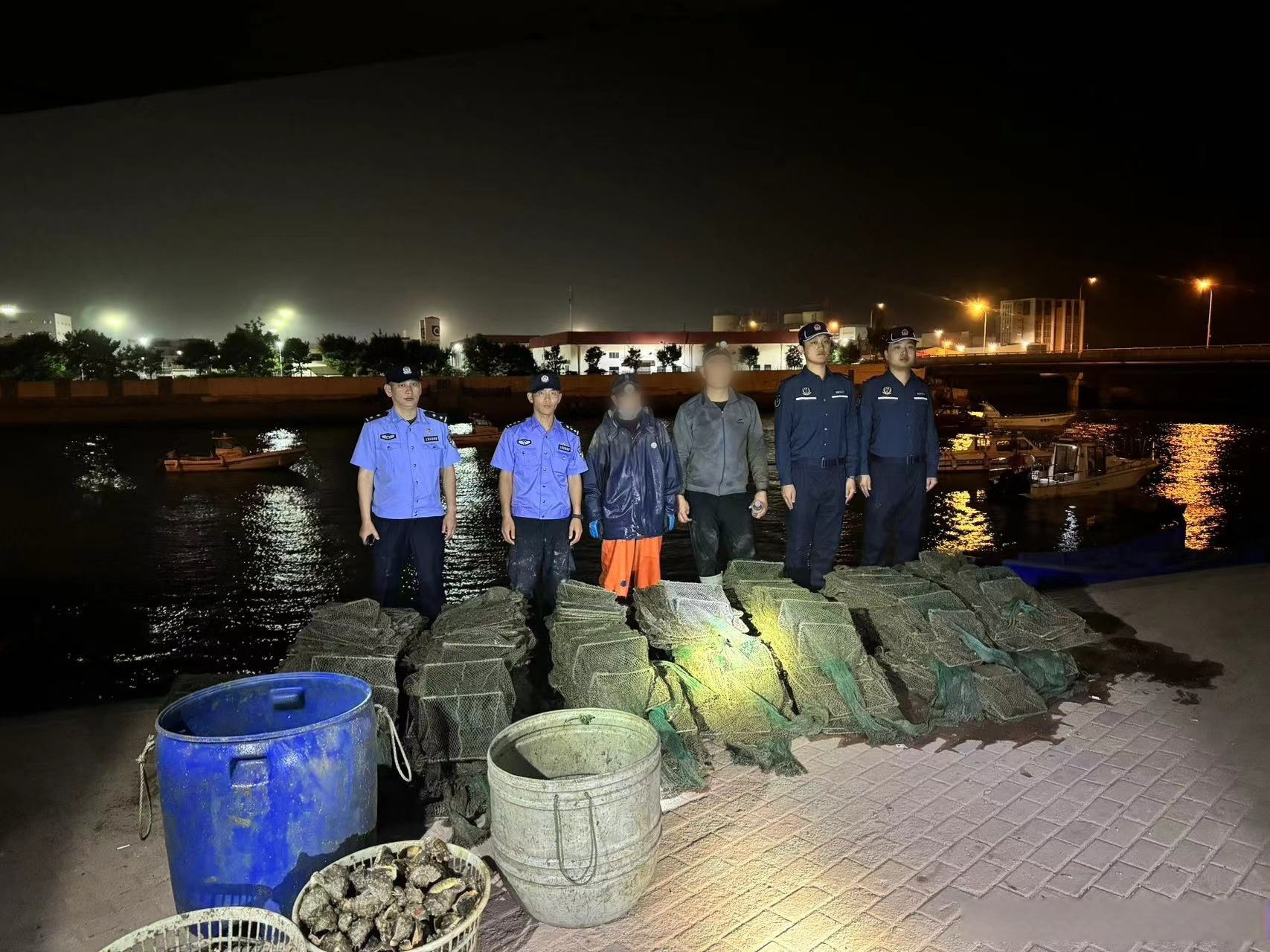休渔期"地笼捕鱼" 民警一网将两人抓获 近日,青岛市公安局海岸警察