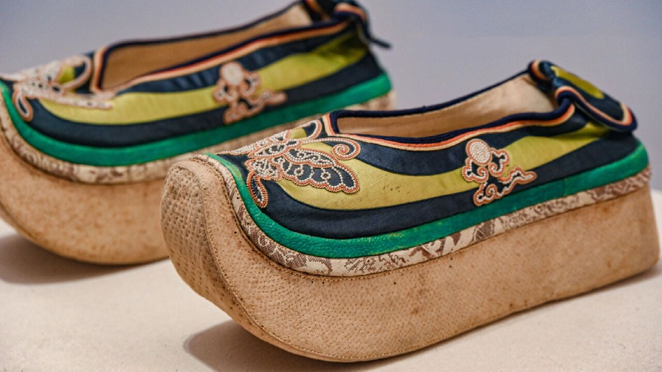 清朝的"松糕鞋", 浅绿绣花蝶镶细珠旗鞋 清·浅绿缎绣花蝶高底旗鞋