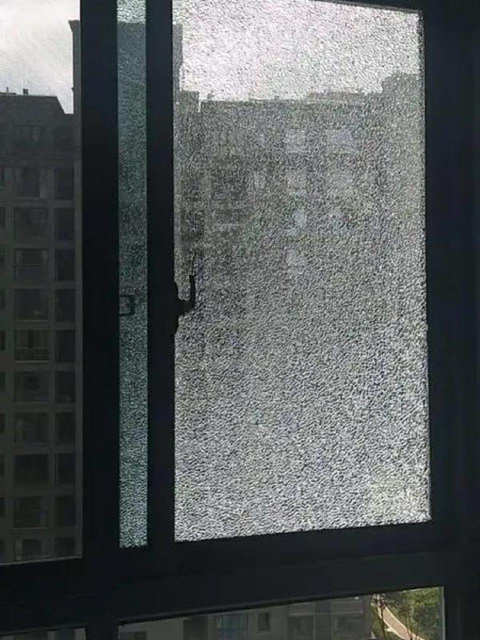 钢化玻璃会自爆的原因(超全) 06:热应力破裂 玻璃暴露在阳光直照下