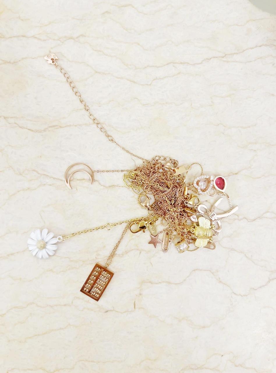 七条项链缠绕在一起是什么体验(解开教程) 项链越买越多,收纳是个问题