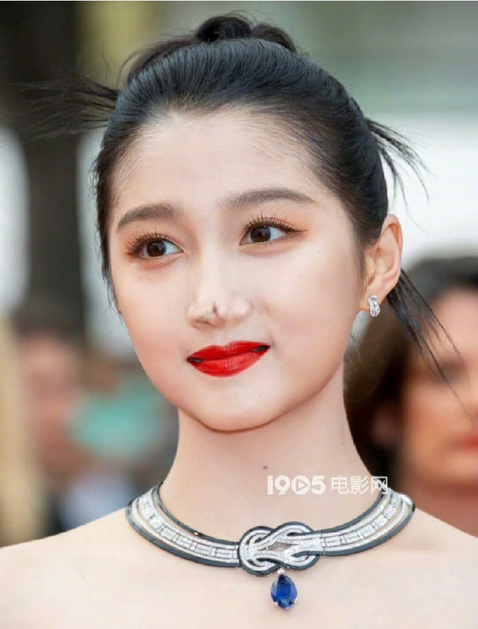 因为关晓彤笑得很奇怪,网友自发举办了关晓彤微笑模仿大赛 你可以做到