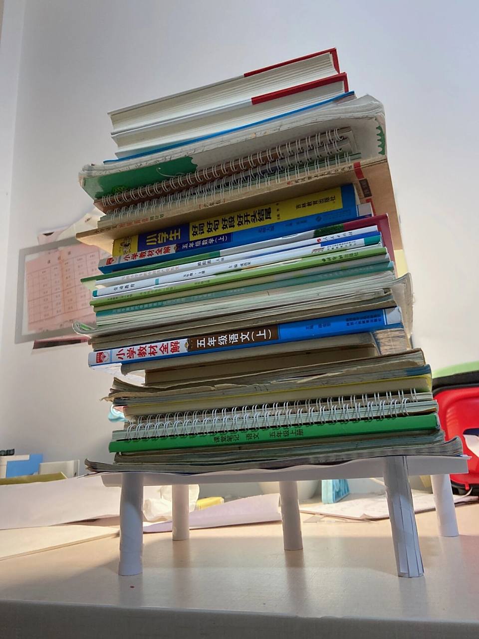 纸桥的承重力超乎你想象 七张a4纸搭起的纸桥,承重力真的超乎我想象