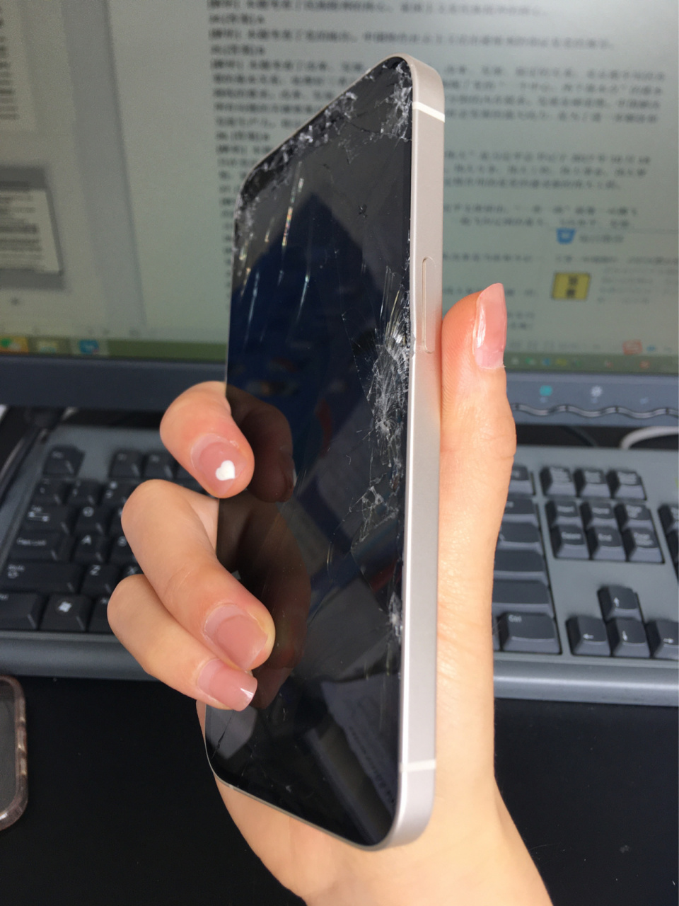 苹果13换屏|屏幕碎成这样还有必要修吗 心肌梗塞呀家人们,坐车手机