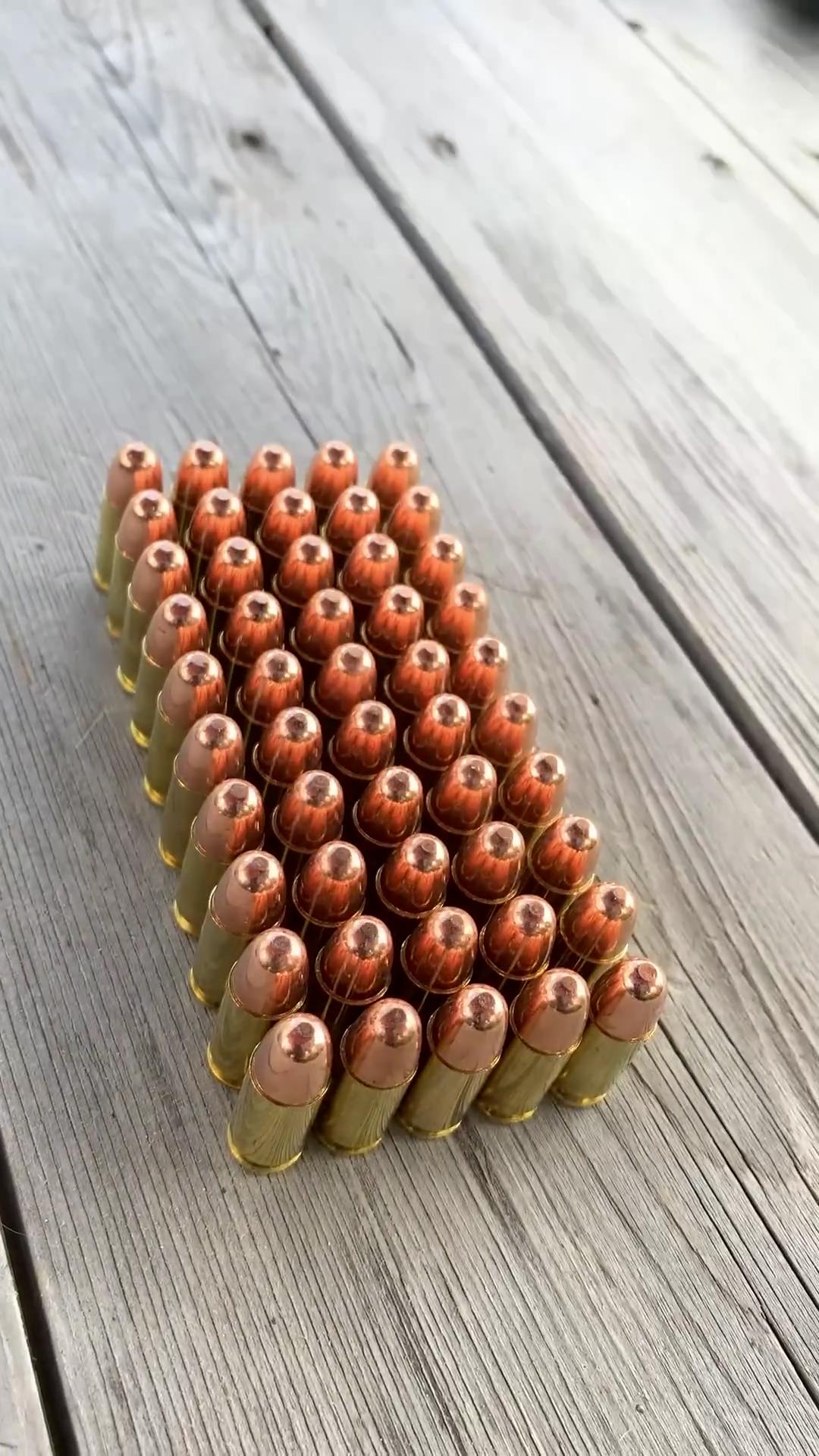 看,下图中的武器是一把安装了消音器的m1911手枪和一盒9毫米鲁格弹,它