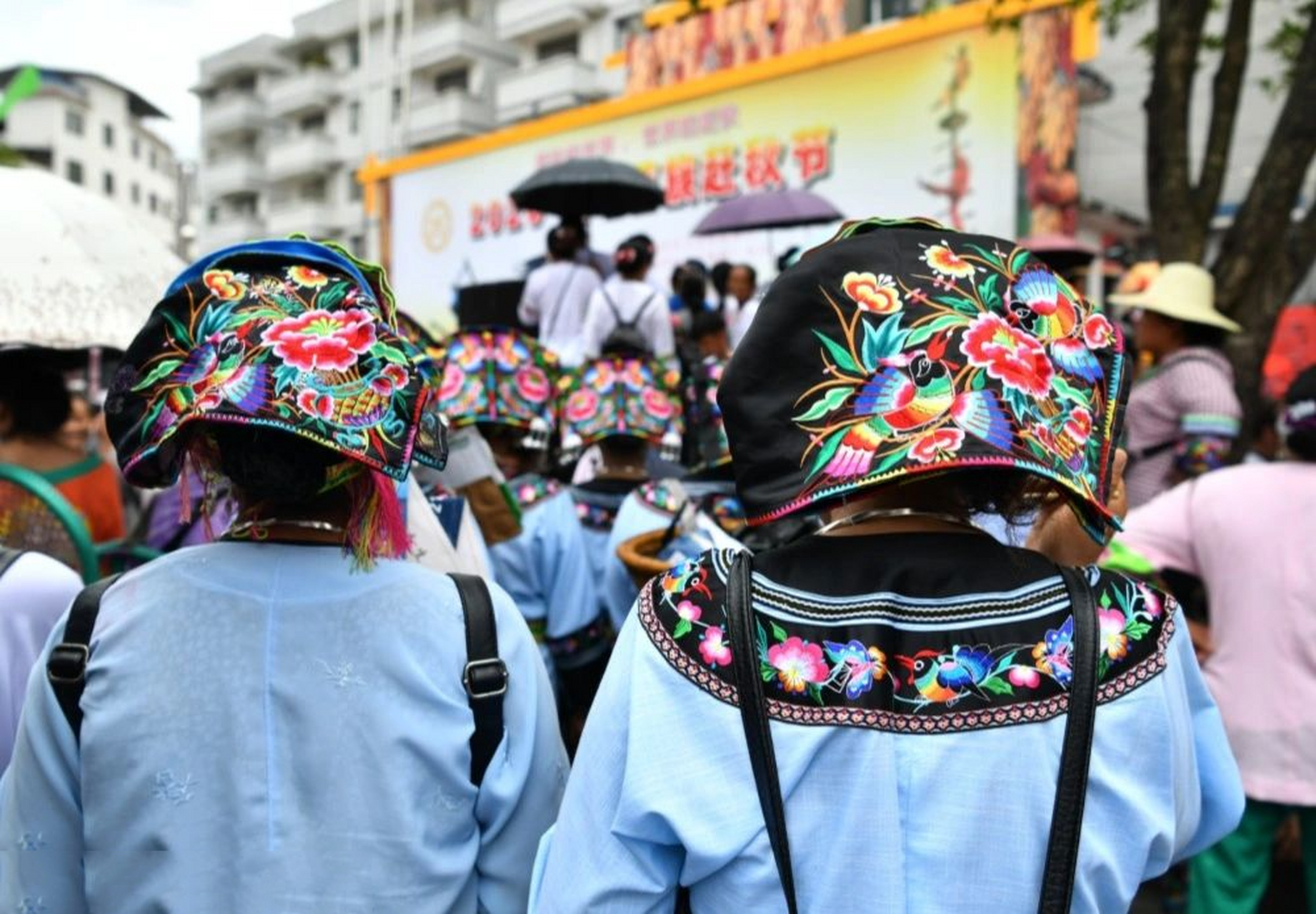 湘西苗族服饰文化之头帕 湘西苗族女性传统上发不外露,喜用青黑长布帕