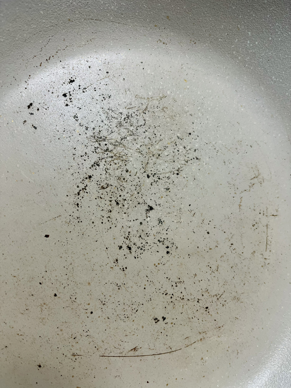 都是不沾锅的涂层掉了,在使用时,锅体加热温度过高时会分解出有毒物质