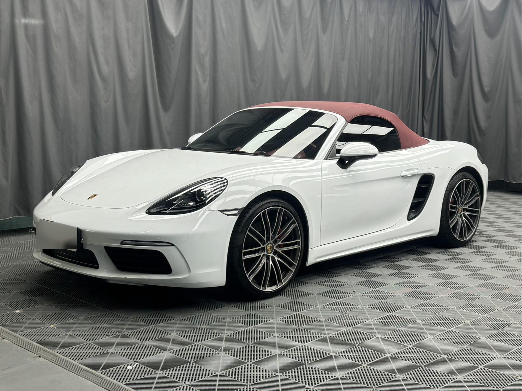 白色外观,红色顶棚,这就是我的 dream car 保时捷 718!