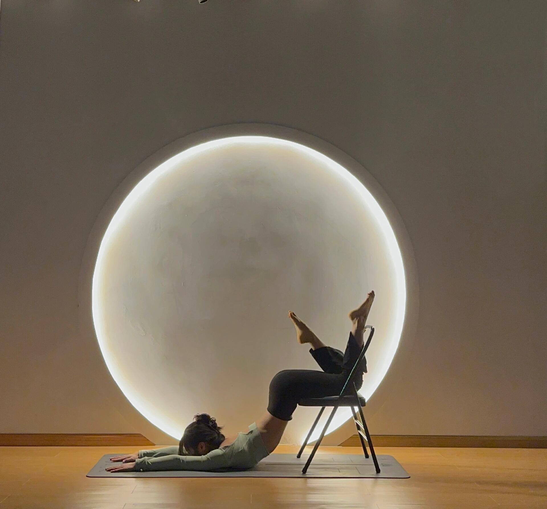 瑜伽🧘‍♀️简单体式照来啦 一组适合新手入门的椅子瑜伽照片