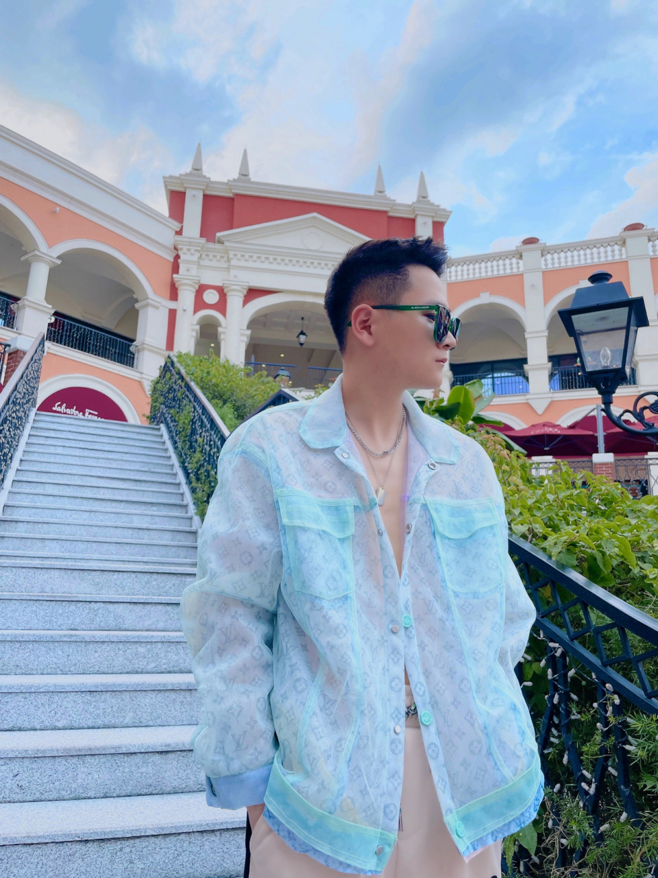 路易威登欧根纱网纱外套 一到夏天就要必备lv欧根纱外套,简直欲罢不能