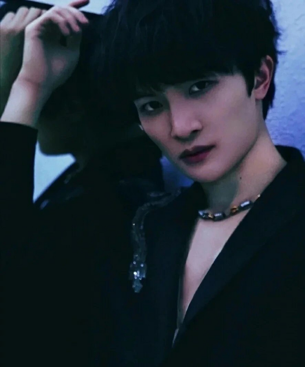 今天是一组,周深帅帅的腹肌照,对不起深深