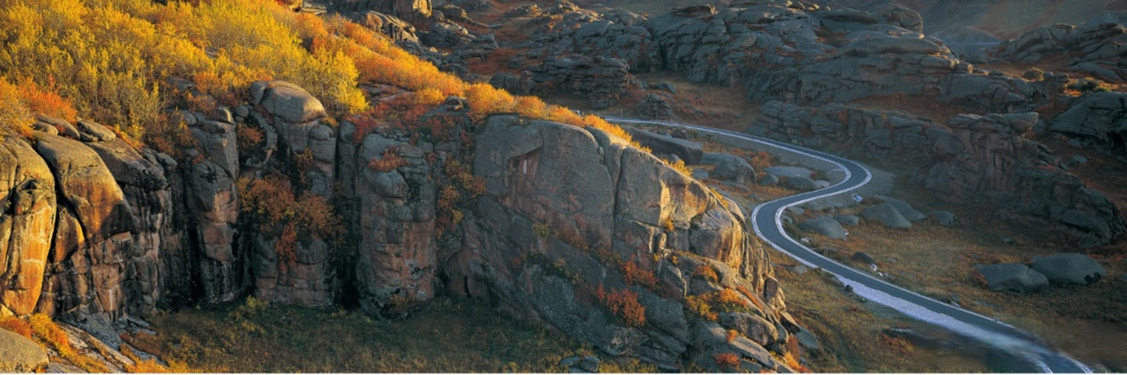 草原石城景区位于新疆阿勒泰地区吉木乃县,景区内怪石林立,岩城如墙