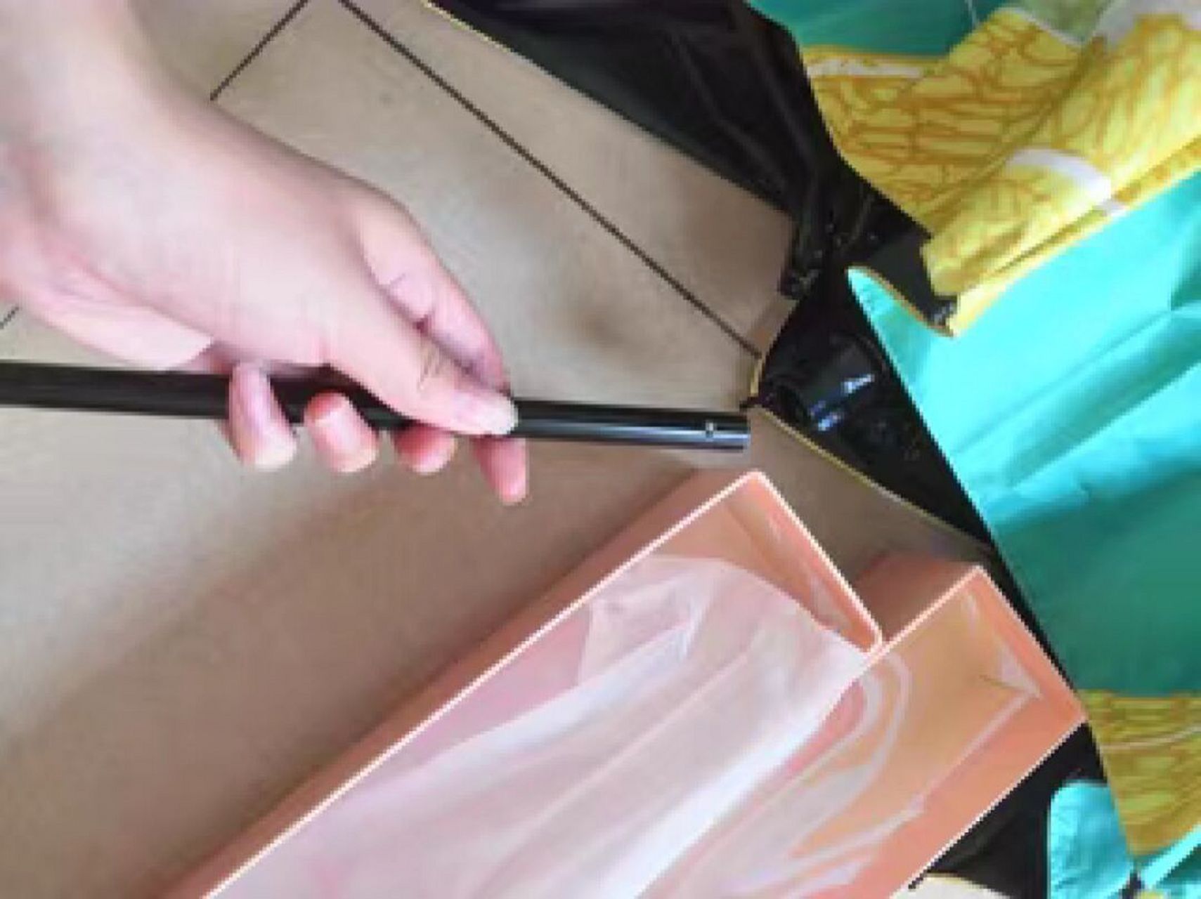 伞柄脱落 这个怎么修啊 我去年买的伞 今年拿出来用 一出门一打开就成