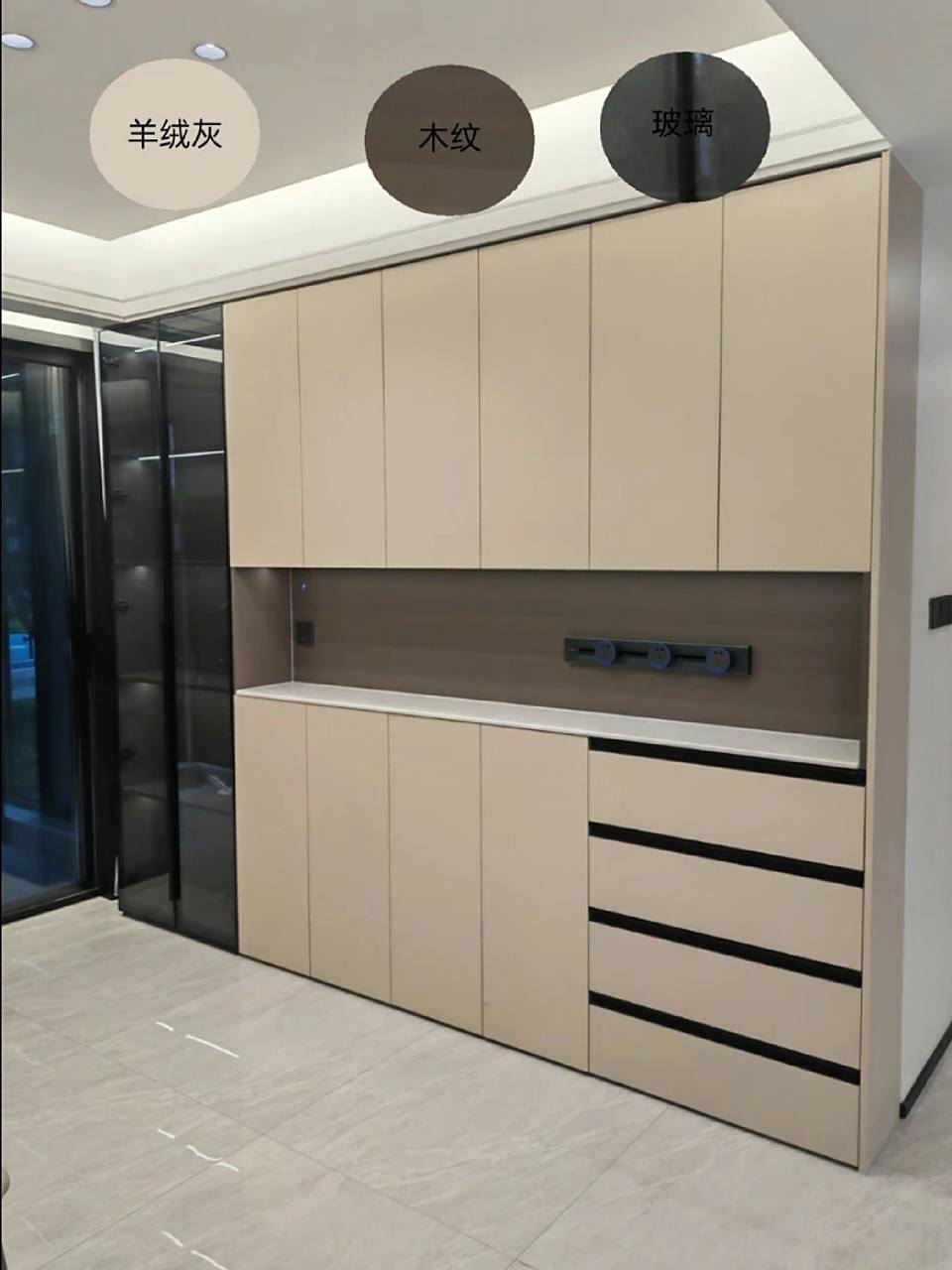 全网最火的餐边柜颜色搭配 浅棕木纹柜体 羊绒灰柜门 灰色玻璃 黑木纹