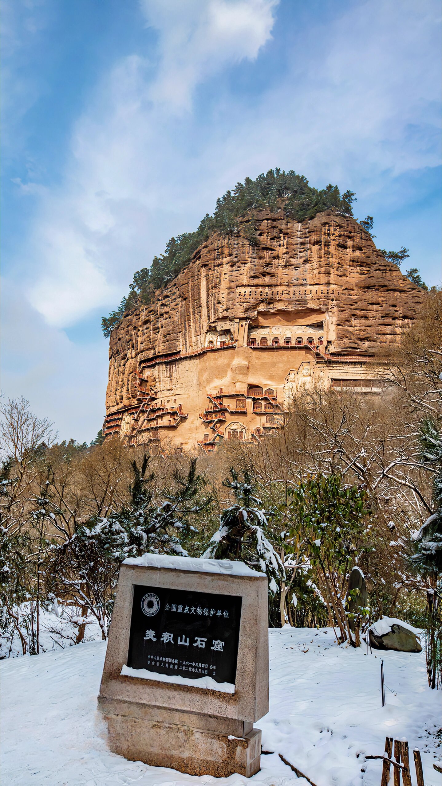 麦积山石窟:位于甘肃省天水市西北