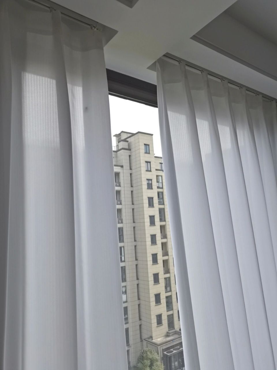 大阳台,窗帘打开时往两边拉,透亮,但是中间有横梁阻隔,无法拉紧,凸忖