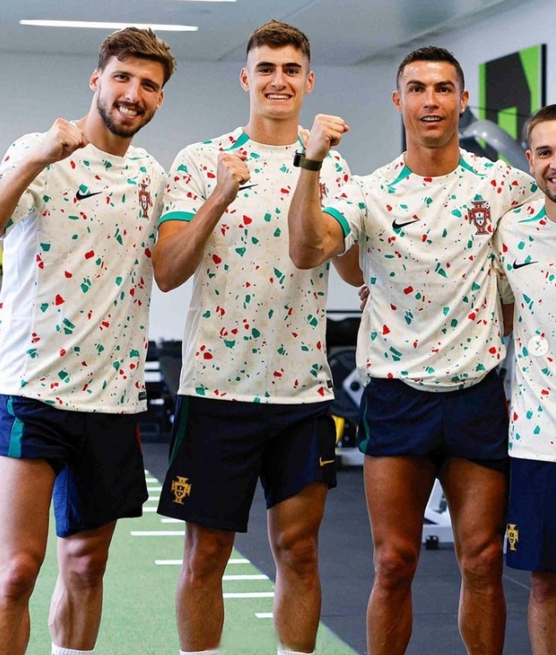 [心]c罗与鲁本-迪亚斯等葡萄牙国家队队友一起,身穿葡萄牙女足国家队