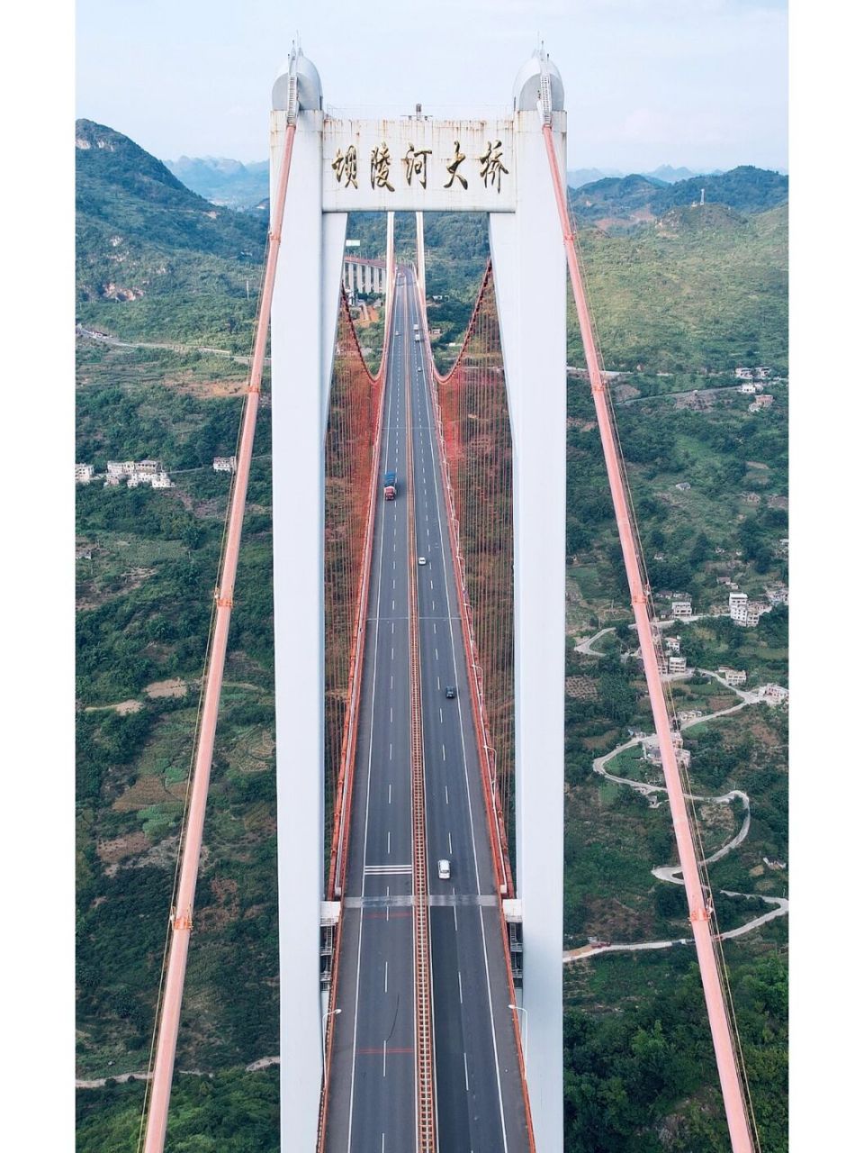 贵州桥梁奇迹之坝陵河大桥 坝陵河大桥位于贵州安顺市关岭布依族苗族
