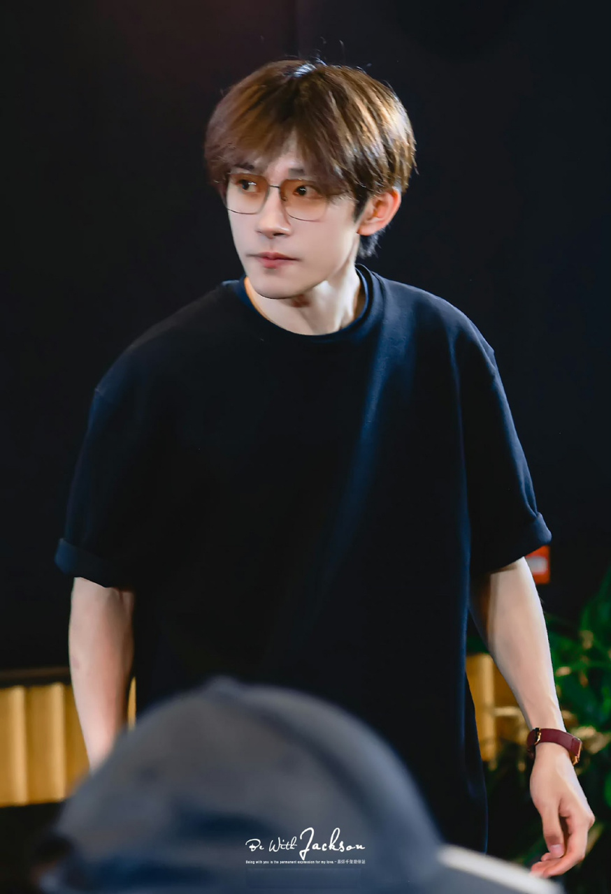 有多少人把王鹤润否认和易烊千玺恋情看成了王鹤棣,还在想现在的热搜