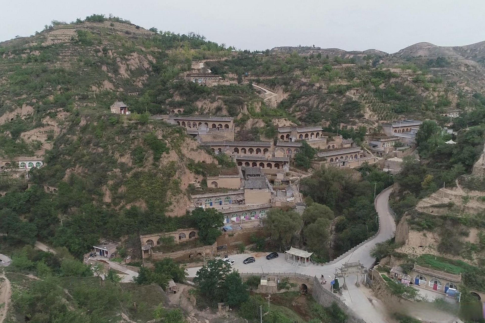 下午,路过榆林市绥德县,前往清代党氏庄园,航拍依山而建的窑洞群