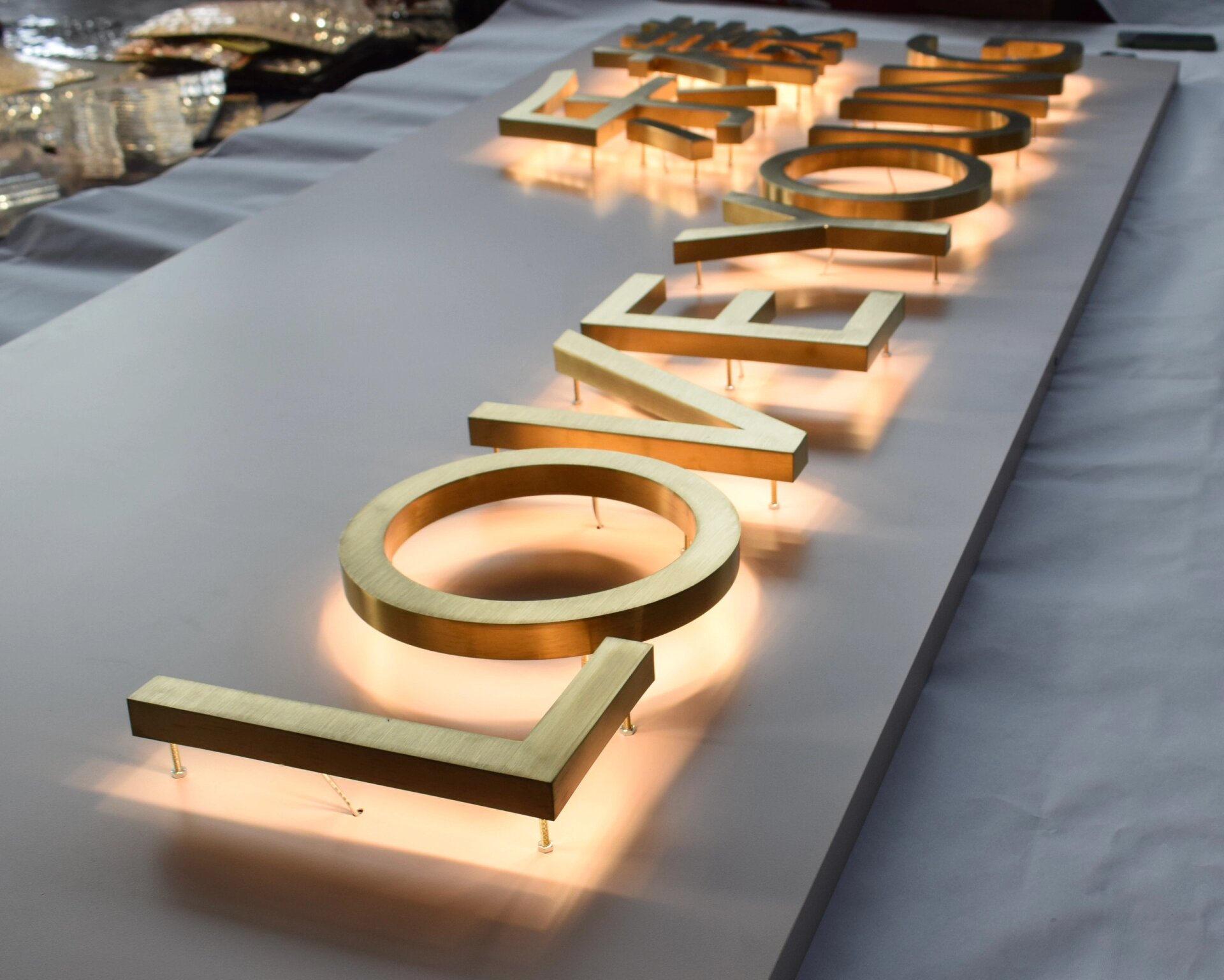 不锈钢金色拉丝背发光字私杆挑空固定工艺