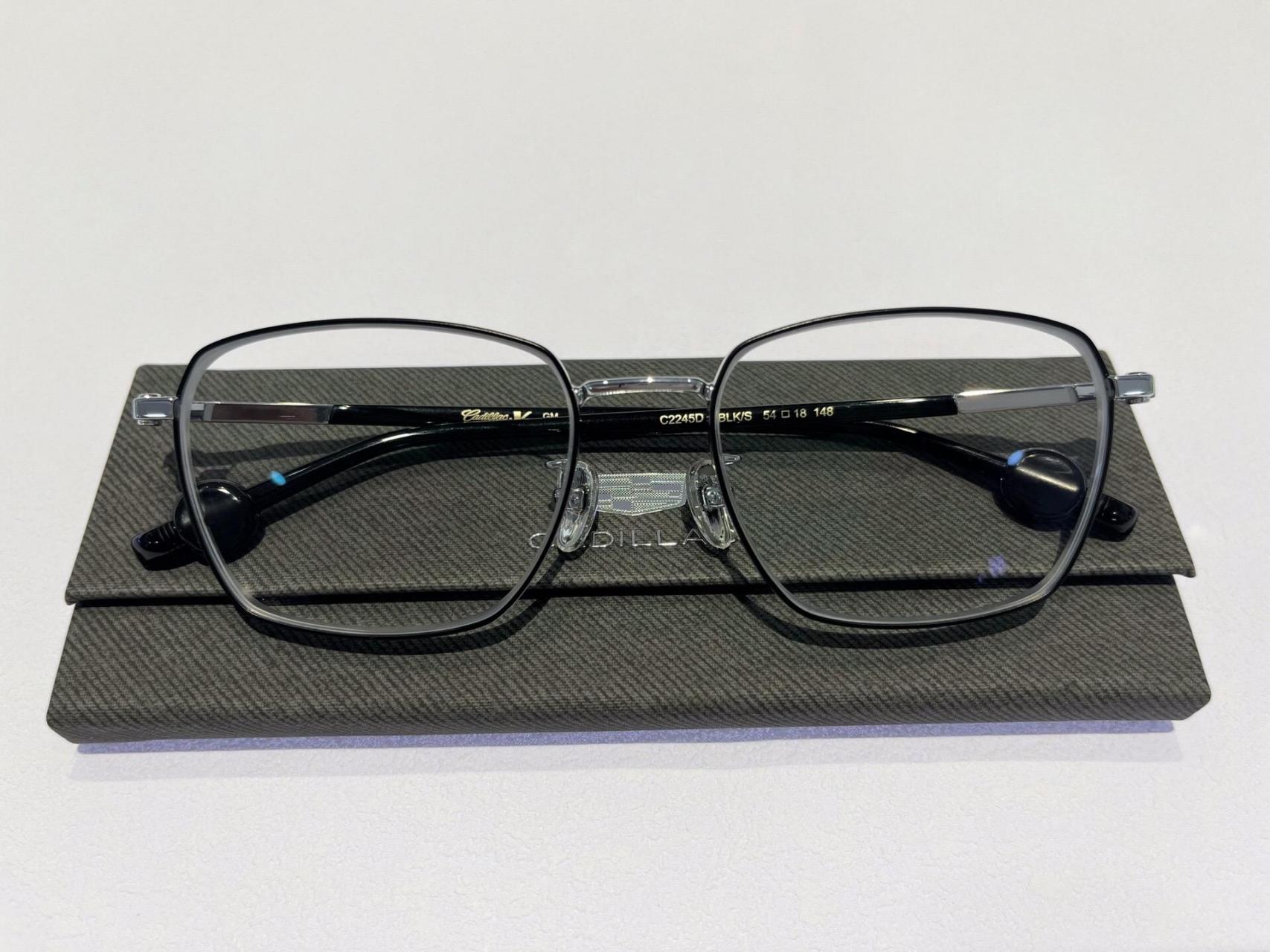 原来凯迪拉克还有眼镜?