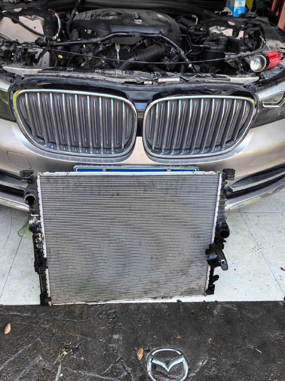 宝马7系b48发动机水箱漏防冻液,配备这款发动机的bmw今天这里漏明天