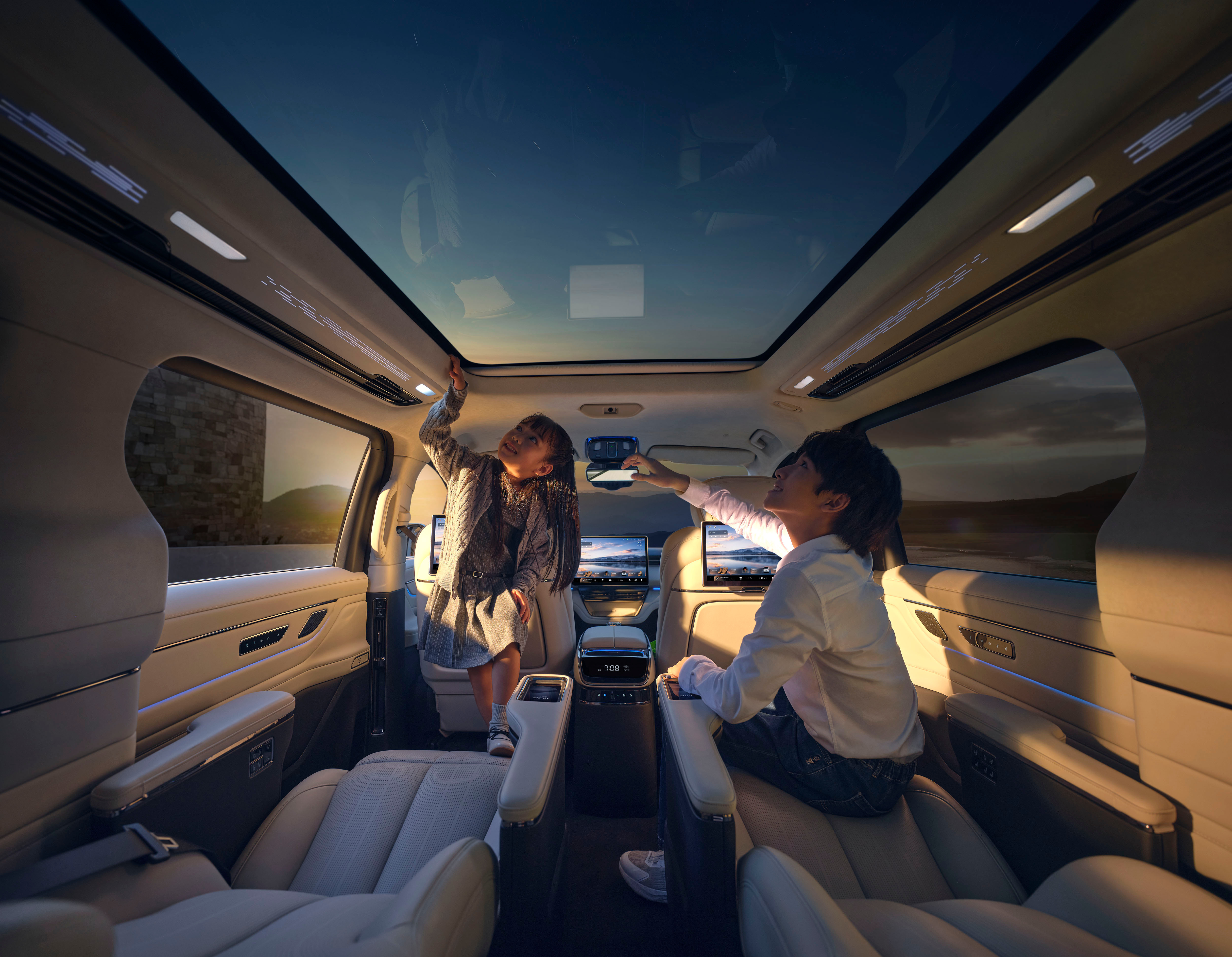 空间上,75%得舱率行业第一,四排八座布局,三排同享航空座椅,还有同级