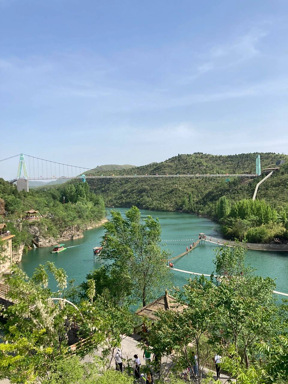 在安阳林州市临淇镇有个小景区,湖水湛蓝,当地人称为万泉湖,山上有