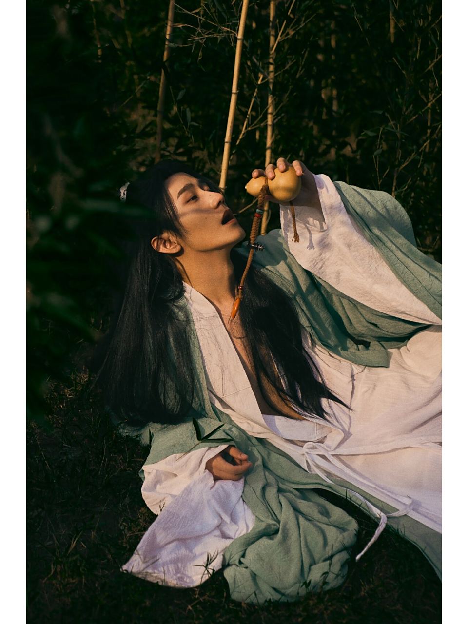 举杯豪饮酒 做潇洒江湖客96男生古风写真 剑锋所指 不过清酒一壶 越