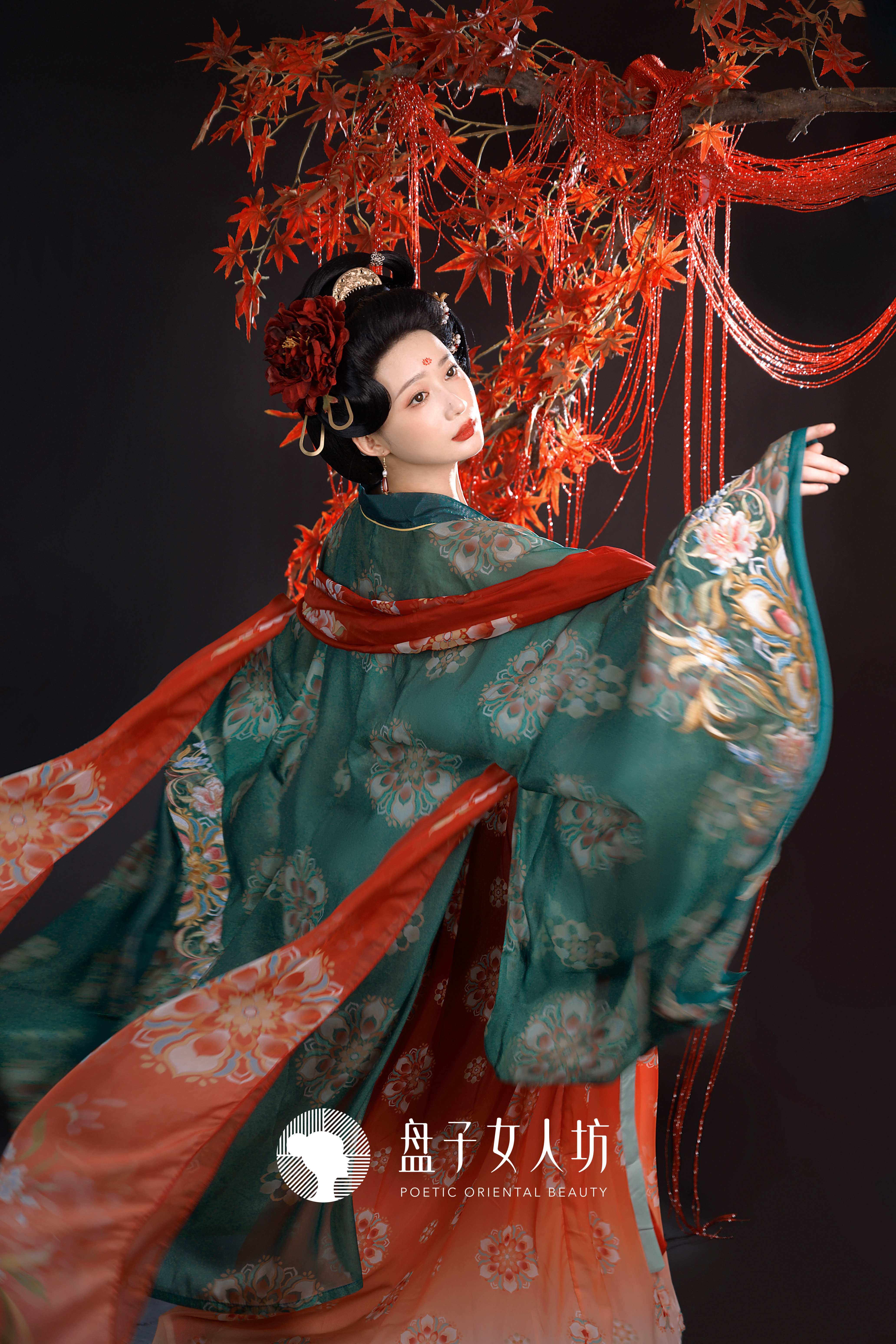 新片主题:《花锦裳》 "亭亭而立的少女,身着一袭