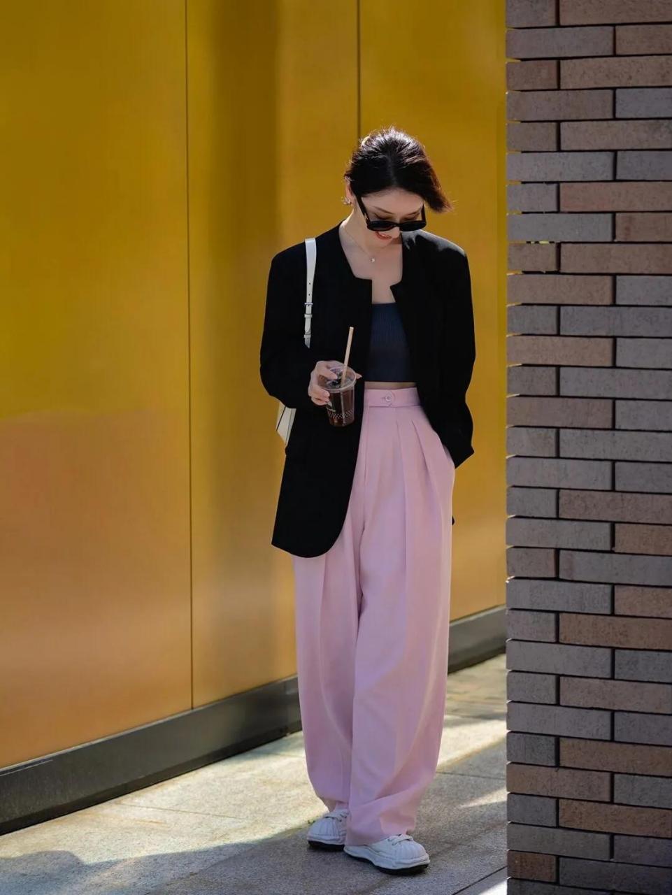 黑色西装外套搭配粉色阔腿裤,这样的甜酷风真的是又美又飒,简约大气呀
