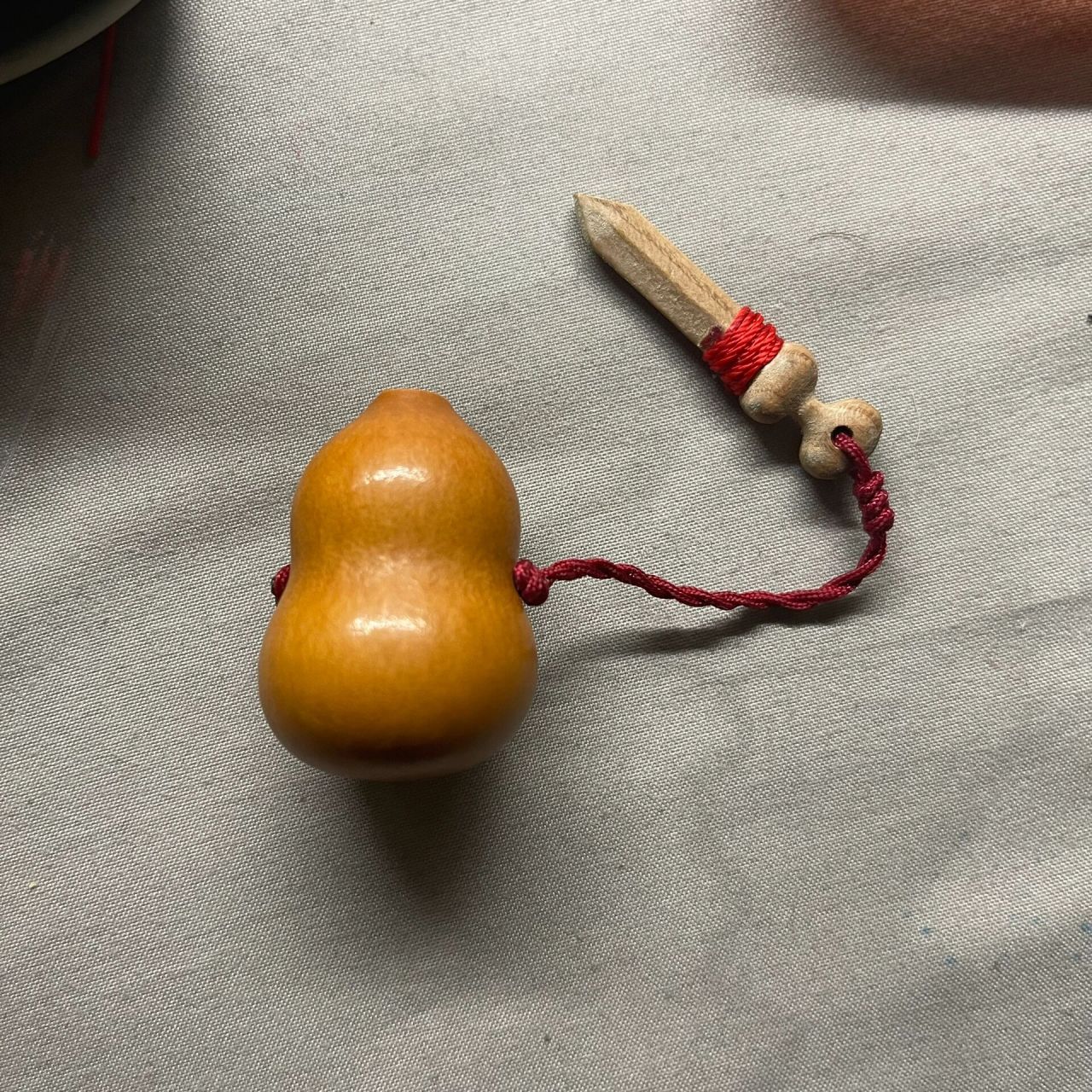 自己做养剑葫芦 自己盘玩的小葫芦打孔做了养剑葫芦 送给女朋友辟邪