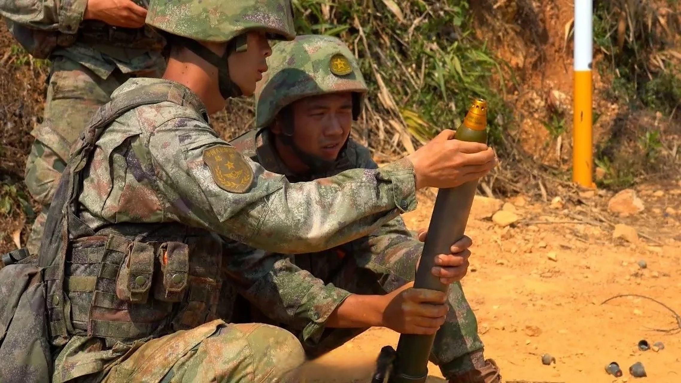 89a 60mm迫击炮简便射击,图2那个赋予射角射向的小仪器不知道叫什么