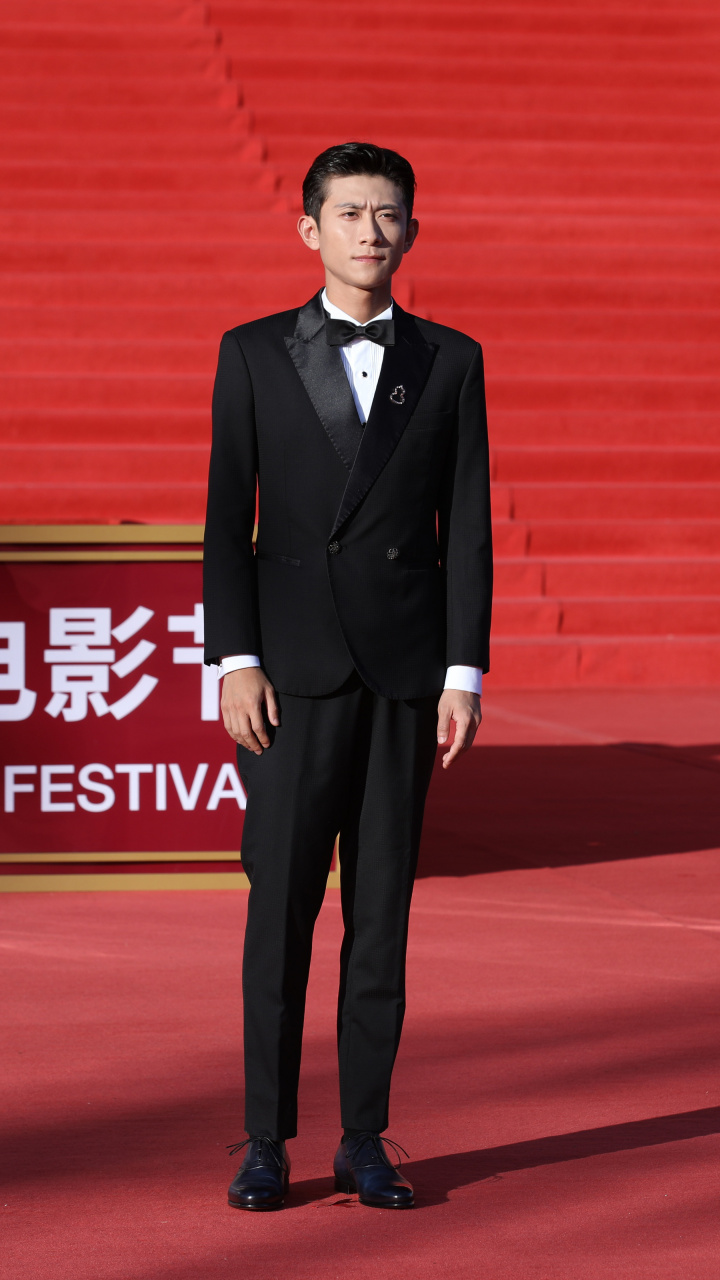 张一山#  张一山 第十二届#北京国际电影节# 闭幕式红毯 落日余晖