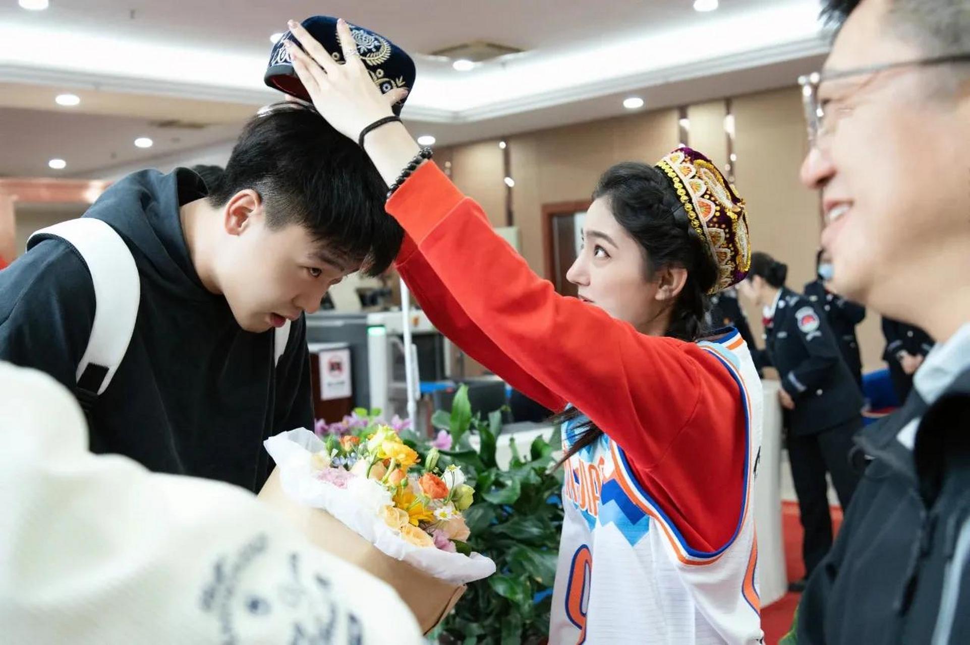 广东媒体人麦穗丰:我见识少,这是我目前为止见过最漂亮的赵睿女球迷.