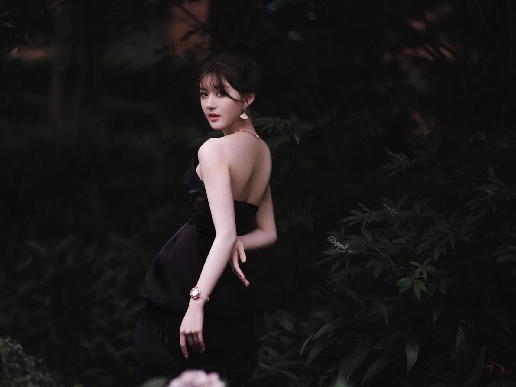 赵露思|今日造型图,黑色抹胸长裙77宝格丽珠宝,美丽的小公主 分享