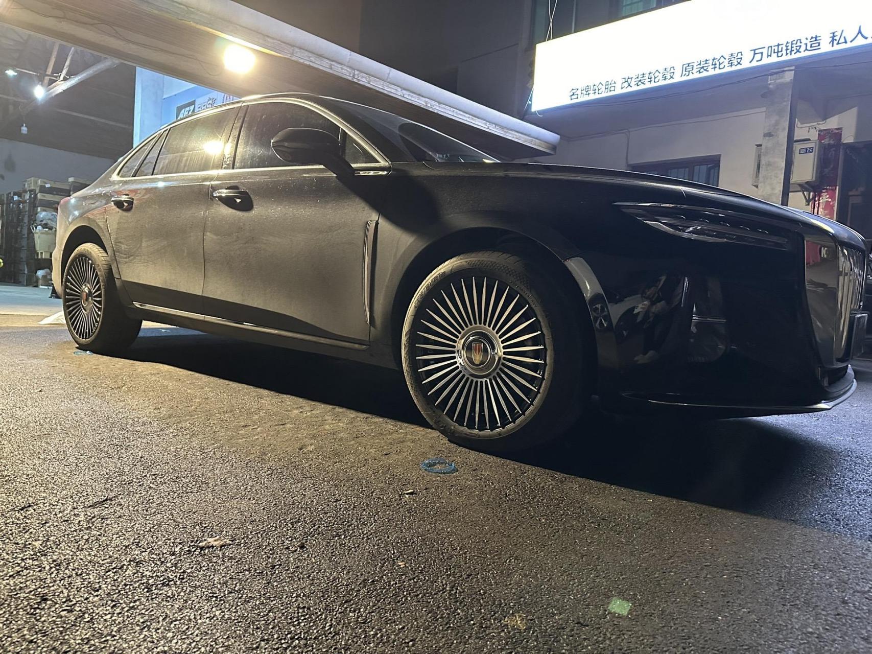 红旗h5升级18寸网红悬浮盖轮毂,这效果哇塞哇塞地不要不要的