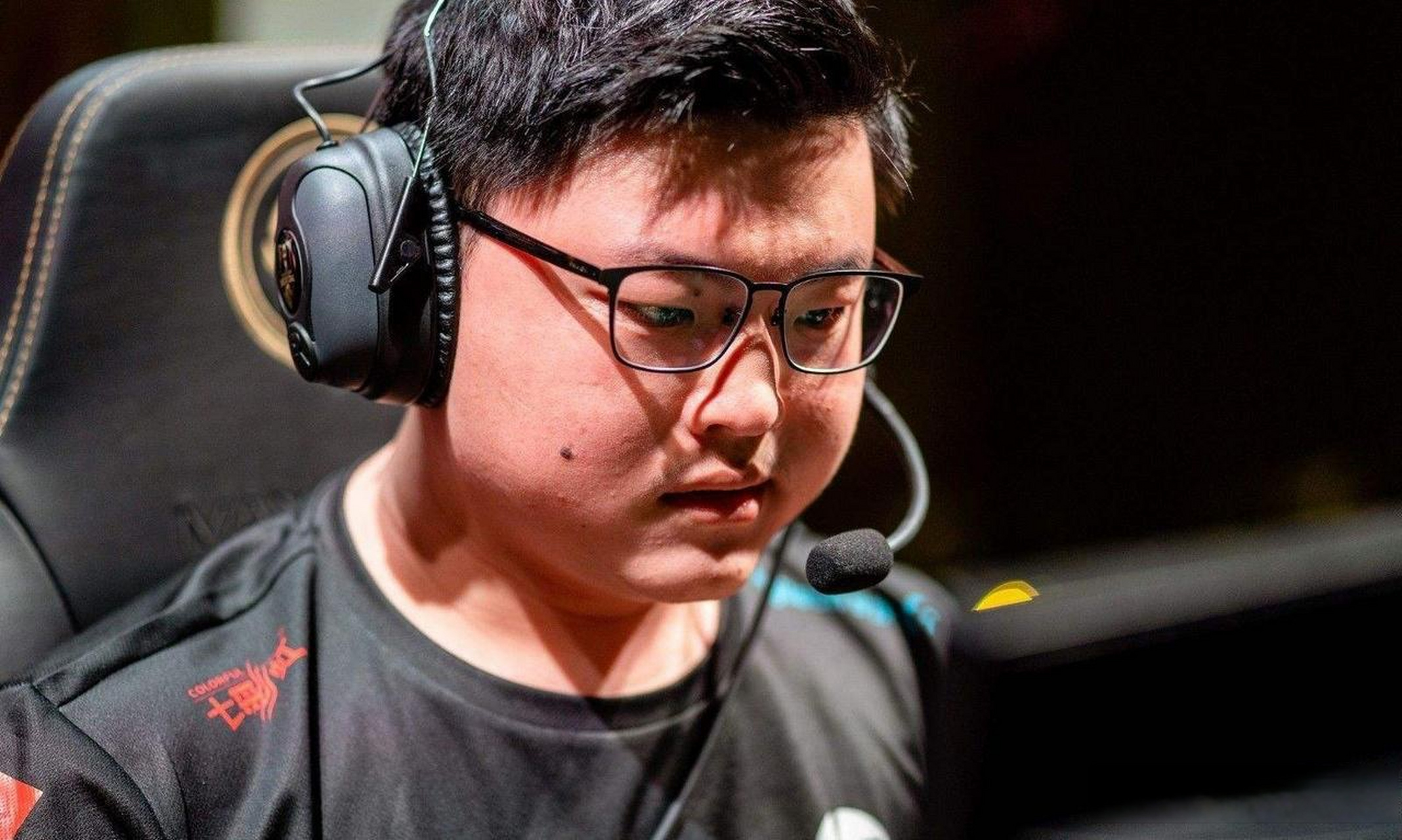 lol:韩媒公布faker收到死亡通知,小虎采访暗讽uzi,喜欢摆架子  faker