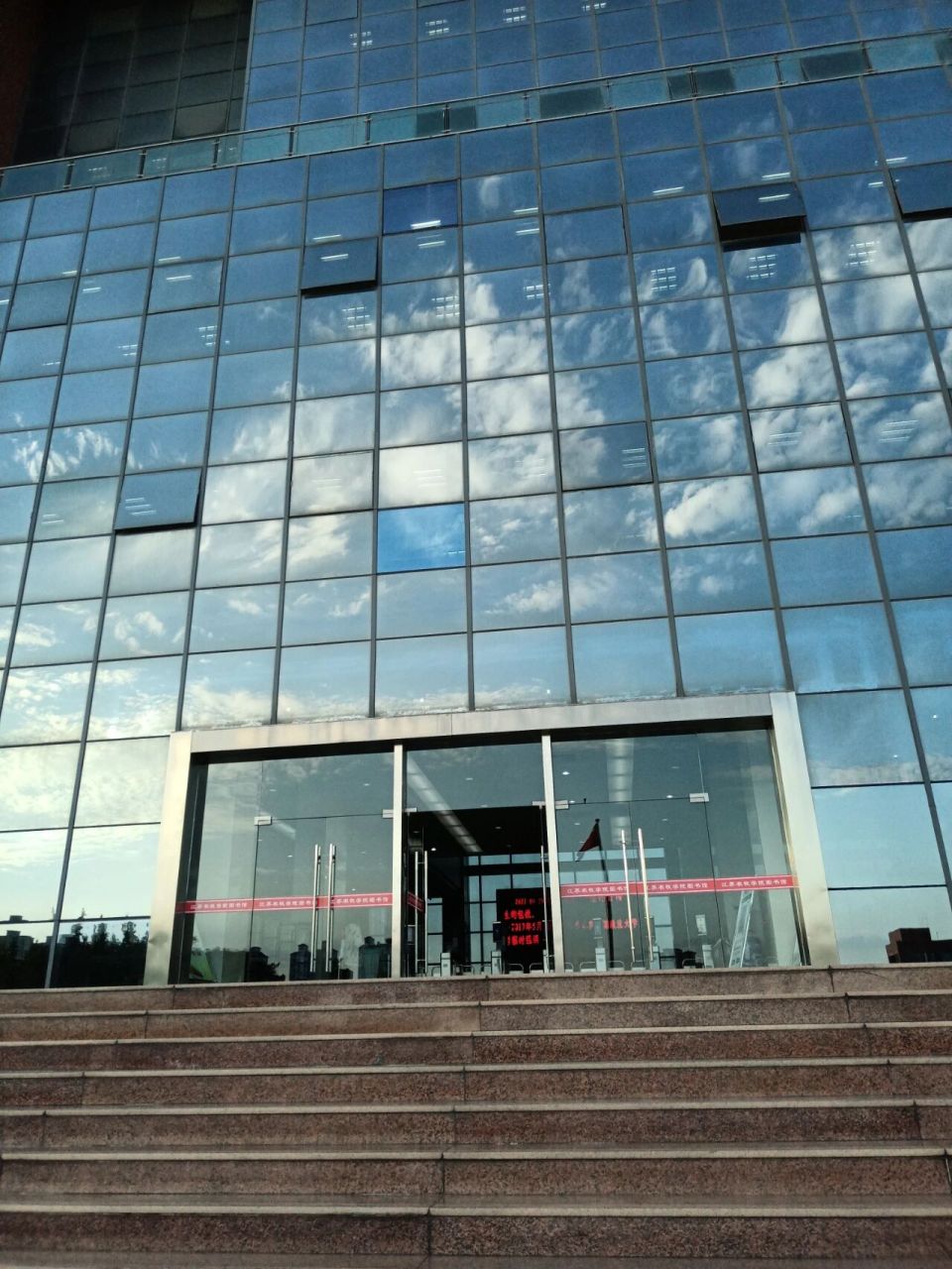 欢迎各位学弟学妹们来到江苏农牧科技职业技术学院,该学校有两个校区