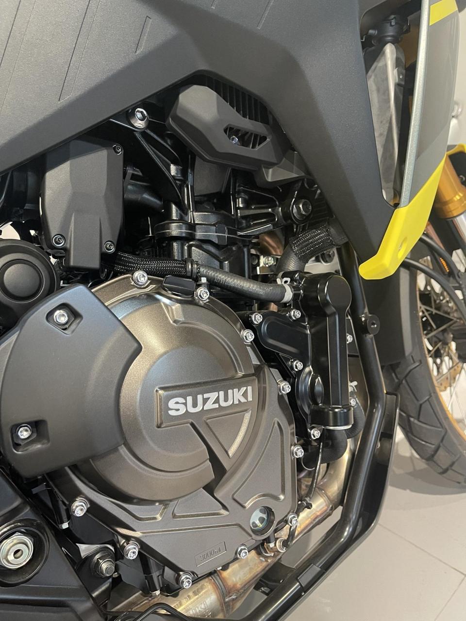 suzuki vstorm800de.铃木中量级硬核拉力铃木 800de 机车