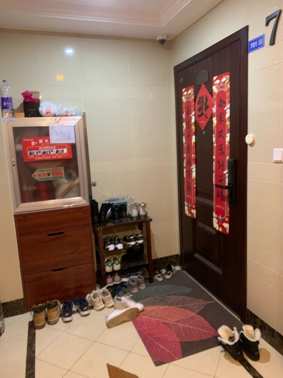 隔壁邻居门口天天摆满鞋,尤其到晚上和周末,鞋摆到电梯口,摆到影响我