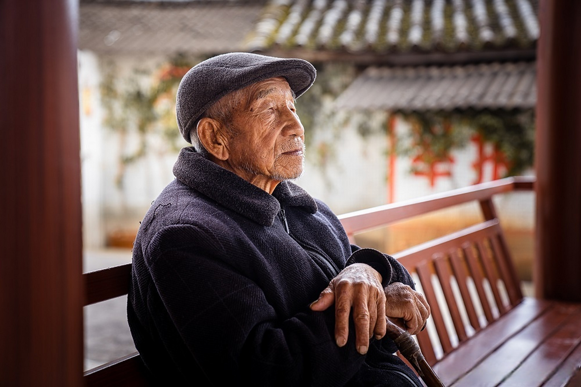 人生百年# 【人生百年|期颐老人方长义:我盖了一辈子房子】 在夕阳