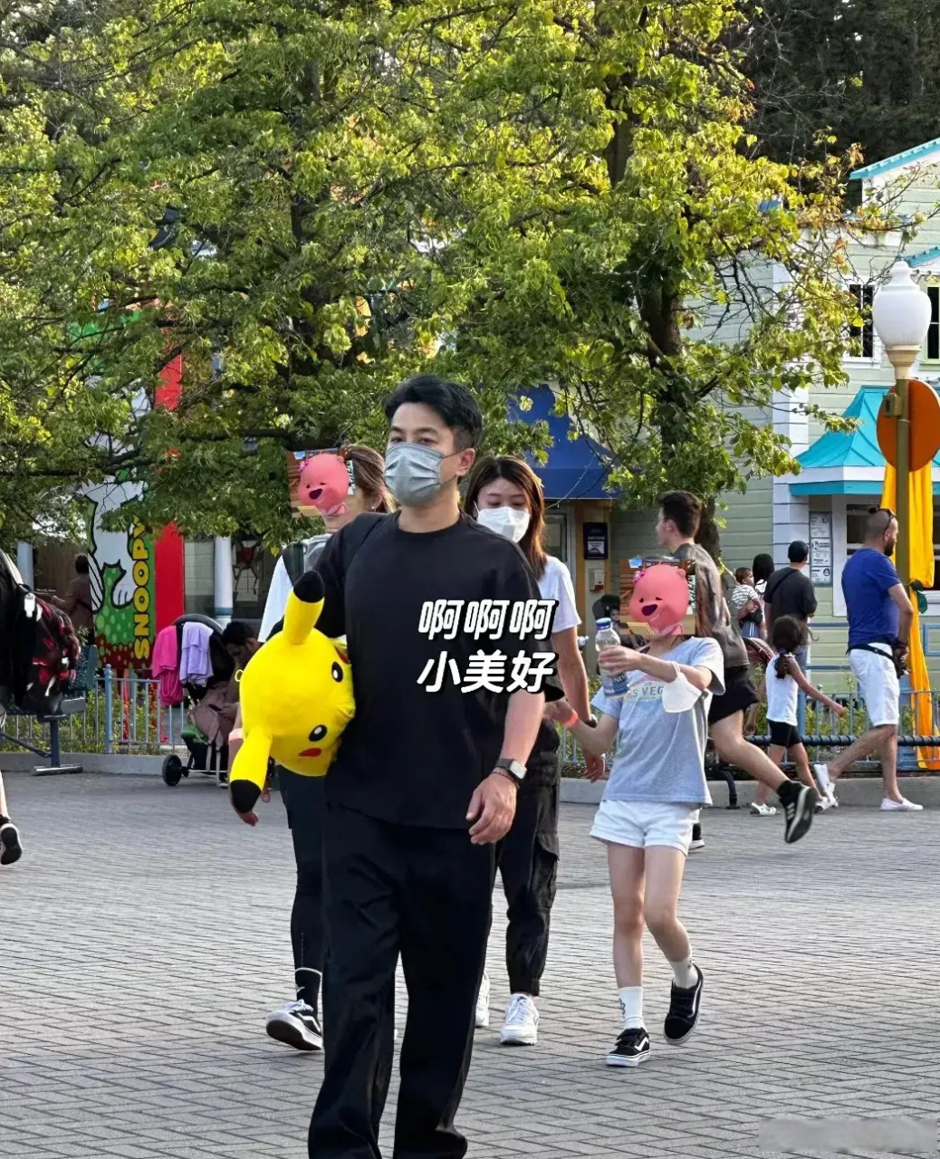 小糯米长得真的很像杨幂小时候,这身穿搭也莫名很杨幂,腿尤其像