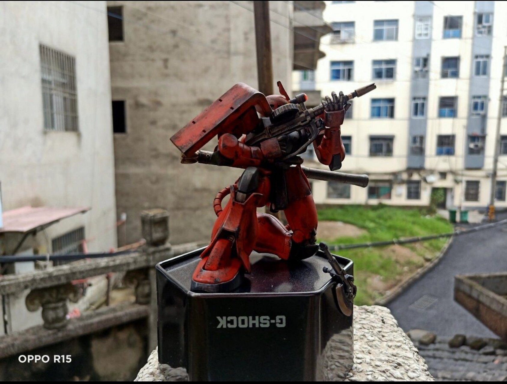 夏亚三倍快乐扎古笔涂旧化 新生hg夏亚扎古设计非常优秀,造型也不错